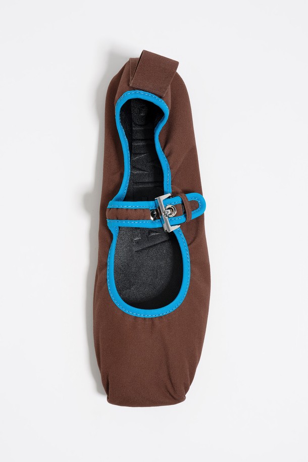 [25FW] 브라운 패브릭 발레리나 B256AIS002DW4는 여성용 발레리나 슈즈입니다. 브라운 컬러의 패브릭 소재로 제작되었으며, 라운드 앞코와 스트랩, 플랫 굽 디자인이 특징입니다. 일상생활에서 편안하게 착용할 수 있으며, 데이트룩, 여행룩 등 다양한 TPO에 활용 가능합니다. 미니멀, 클래식, 걸리시 스타일을 연출하기 좋으며, 접이식 디자인으로 휴대성이 뛰어납니다.
