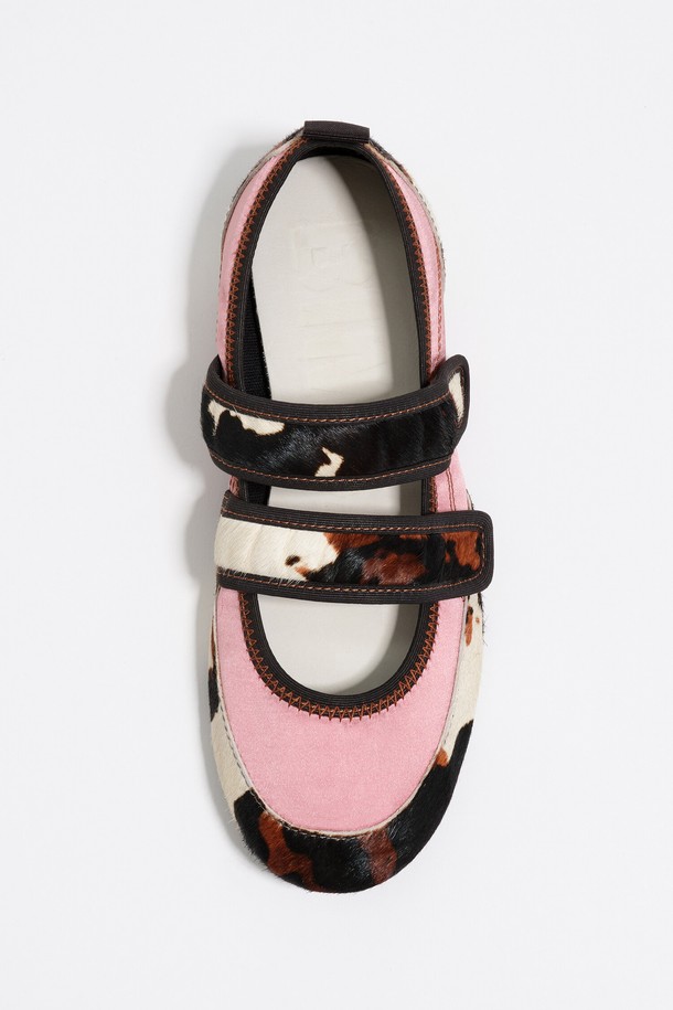 [25FW] 핑크 발레리나 스니커즈 B256AIS003PK4는 데이트룩, 카페룩, 쇼핑룩에 어울리는 여성용 스니커즈입니다. 클래식, 미니멀, 캐주얼 스타일을 모두 소화할 수 있는 디자인으로 제작되었습니다. 핑크 컬러가 사랑스러운 발레리나 스타일을 연출하여 여성스러운 매력을 더합니다. 편안한 착용감으로 일상 속에서 스타일리시함을 강조해 보세요. 어떤 룩에도 포인트가 되어줄 이 스니커즈로 개성 있는 스타일을 완성해 보세요.
