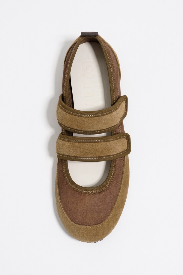 '[25FW] 올리브 발레리나 스니커즈 B256AIS004KA4'는 여성용 발레리나 스타일 스니커즈입니다. 올리브 및 카키 컬러로, 가을/겨울 시즌에 어울리는 디자인입니다. 폴리에스테르, 소가죽, 고무 소재를 사용하여 편안함과 내구성을 동시에 갖췄습니다. 플랫 굽에 벨크로 여밈으로 편안하게 착용 가능하며, 안감은 가죽으로 마감했습니다. 동네 마실룩 및 미니멀, 캐주얼, 클래식 스타일 연출에 적합합니다.
