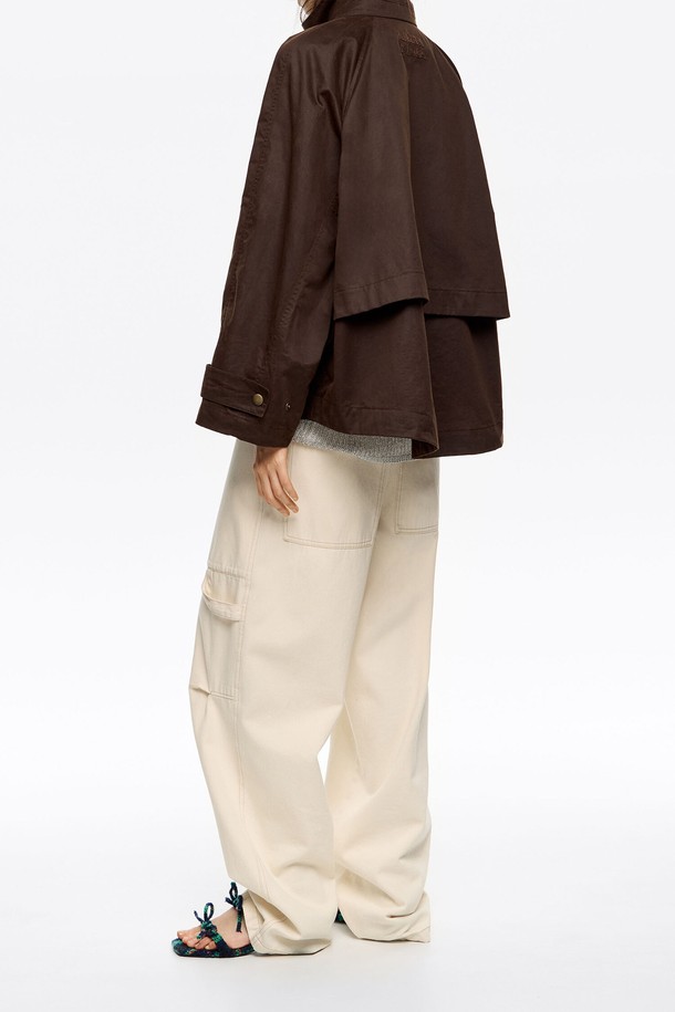 다크브라운 컬러의 여성용 A라인 트렌치코트입니다. 면 소재로 제작되어 가을, 겨울에 따뜻하게 착용할 수 있으며, 코팅된 촉감이 특징입니다. 클래식한 스타일의 무지 디자인으로, 버튼 여밈 방식으로 간편하게 연출할 수 있습니다. 데이트룩, 출근룩, 겨울 데일리룩 등 다양한 TPO에 활용 가능하며, 미니멀하고 시크한 스타일을 연출하기 좋습니다. 긴 소매 기장의 트렌치 코트는 세련된 가을, 겨울 패션을 완성해줍니다.
