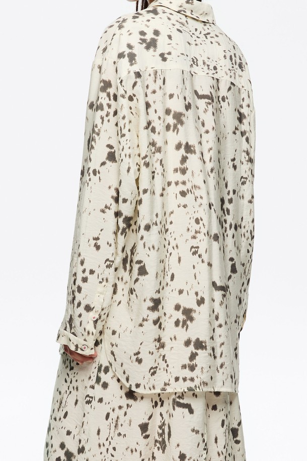 **[25FW] 링스아이보리 스트레이트 컷 셔츠 B256AWB001IVB**는 여성용 상의 셔츠로, 가을과 겨울에 착용하기 좋습니다. 아이보리 컬러에 베이직 스타일의 셔츠칼라 디자인이며, 비스코스 및 폴리아미드 소재로 제작되었습니다. 긴 소매, 레귤러 기장의 스트레이트 핏으로, 프린트 무늬가 특징입니다. 출근룩, 오피스룩, 모임룩 등 다양한 TPO에 활용 가능하며, 클래식, 미니멀, 캐주얼 스타일을 연출할 수 있습니다. 25FW 시즌의 셔츠입니다.
