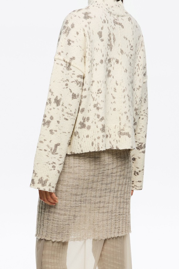 **[25FW] 링스아이보리 하이넥 박시 스웨터**는 여성용 상의 니트/스웨터로, 가을과 겨울에 걸쳐 편안하게 착용할 수 있습니다. 아이보리 색상의 베이직 스타일이며, 울, 나일론, 스판덱스 혼방 소재로 제작되어 부드러운 촉감을 선사합니다. 하이넥 디자인과 긴 소매, 박시핏으로 포근하면서도 세련된 겨울 데일리룩을 연출하기 좋습니다. 클래식, 미니멀, 캐주얼 스타일을 선호하는 분들께 추천하는 25FW 시즌 상품입니다.
