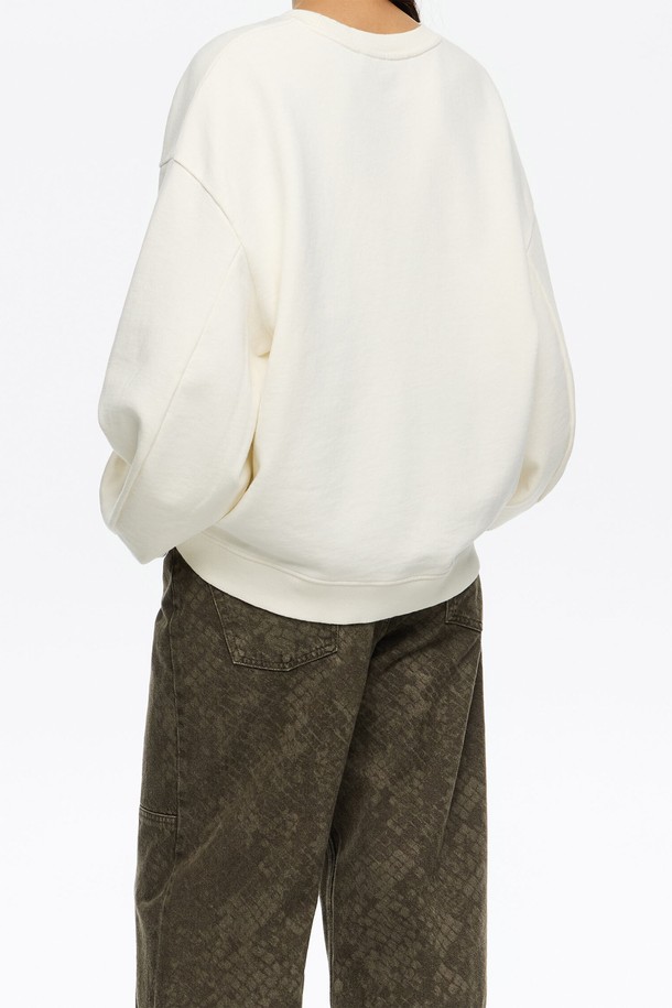 [25FW] 아이보리 스완스 스트레이트 컷 스웻셔츠는 여성용 상의로, 가을과 겨울에 따뜻하게 착용할 수 있는 두꺼운 두께감의 스웻셔츠입니다. 아이보리 컬러에 스완스 그래픽 프린팅이 돋보이며, 라운드넥과 긴소매 디자인으로 베이직하면서도 캐주얼한 스타일을 연출합니다. 면과 폴리에스테르 혼방 소재로 제작되어 부드러운 촉감을 선사하며, 스트레이트 핏으로 편안한 착용감을 제공합니다. 집콕룩, 겨울 데일리룩, 산책룩 등 다양한 TPO에 활용 가능하며, 캐주얼, 미니멀, 클래식 스타일을 즐겨 입는 분들께 추천합니다.
