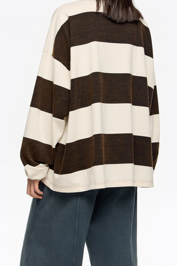 [25FW] 브라운 오버사이즈 스트라이프 티셔츠 B256AWT014BRB는 가을과 겨울에 어울리는 따뜻한 무드의 티셔츠입니다. 부드러운 면 소재로 제작되어 편안한 착용감을 선사하며, 넉넉한 오버핏 디자인으로 트렌디한 스타일을 연출합니다. 라운드넥에 긴 소매 기장으로 제작되었으며, 베이직한 스타일의 스트라이프 패턴이 돋보입니다. 데일리룩이나 가을 나들이룩에 활용하기 좋은 캐주얼한 느낌의 티셔츠입니다. 25FW 시즌 제품으로, 스타일리시한 겨울 코디를 완성해보세요.
