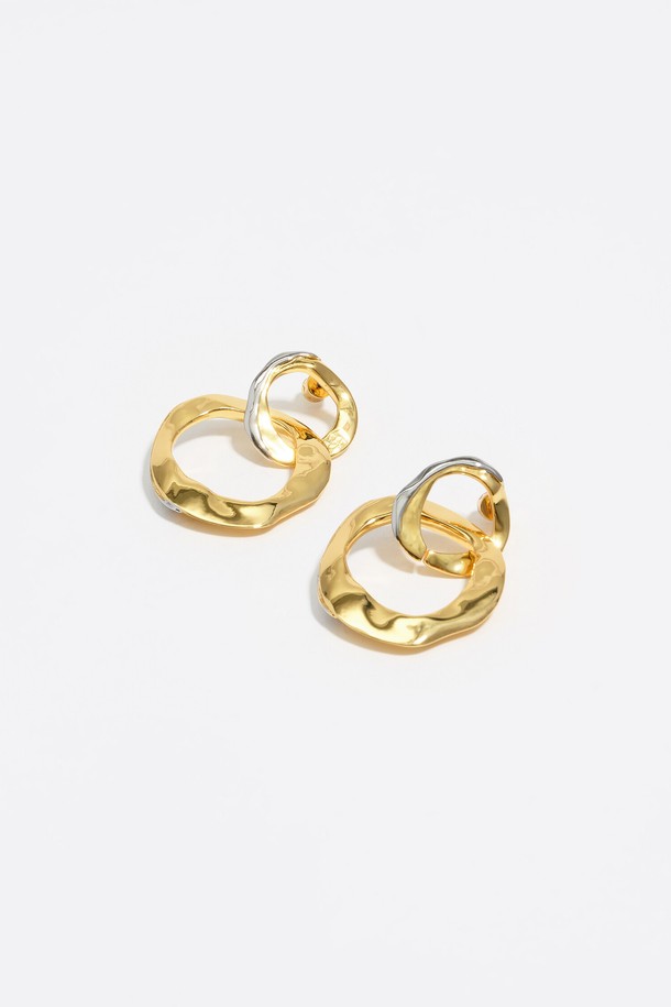 [25FW] 투톤 텍스처 이어링 B256AIW018MUF는 아연 합금과 항동 소재로 제작된 액세서리입니다. 멀티 컬러의 투톤 디자인과 텍스처드 질감이 특징이며, 클래식, 미니멀, 시크 스타일을 연출합니다. 데이트룩, 모임룩, 파티룩 등 다양한 TPO에 활용할 수 있습니다. 일부 품목에는 블랙 또는 화이트 색상의 더스트 백이 랜덤으로 포함되어 있습니다.
