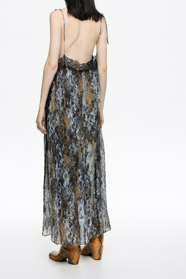 세련된 무드의 여성용 플리츠 드레스입니다. 카키 컬러의 스네이크 패턴 레이스 디자인으로, 가을과 겨울에 어울리는 엘레강스 스타일을 연출합니다. 루즈핏으로 편안함을 더했으며, 플레어 치마와 스퀘어넥, 민소매 디자인이 특징입니다. 데이트룩 또는 모임룩으로, 클래식, 미니멀, 로맨틱 스타일을 즐기는 분들께 추천합니다. 스트랩 디테일로 포인트를 더했습니다.
