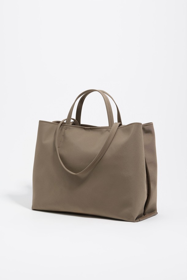 "[25FW] 토프 나일론 치와와 쇼퍼백 라지 B256AIB025BRF"는 여성용 쇼퍼백으로, 미니멀, 클래식, 캐주얼 스타일을 아우릅니다. 토프 컬러의 무지 디자인이며, 나일론, 폴리아미드, 본디드 레더, 폴리우레탄 소재를 사용하여 제작되었습니다. 넉넉한 수납 공간의 라지 사이즈 사각 가방으로, 오픈형 잠금 방식이며 더스트백이 함께 제공됩니다. '치와와' 시리즈의 가방으로, 쇼핑, 여행, 출근 등 다양한 TPO에 활용하기 좋습니다. 더스트백은 블랙 또는 화이트 중 랜덤으로 제공됩니다.
