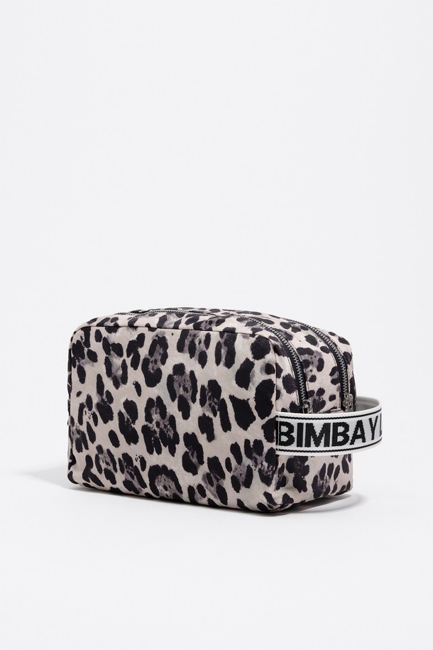 [25FW] 그레이 레오파드 프린트 나일론 메이크업 케이스 B256AID007GRF는 여성용 메이크업 케이스입니다. 미디엄 사이즈의 사각 형태로, 그레이 컬러 바탕에 레오파드 프린트 무늬가 돋보이는 디자인입니다. 나일론과 폴리에스테르 소재를 사용하여 제작되었으며, 지퍼형 잠금 방식으로 내용물을 안전하게 보관할 수 있습니다. 화장품 수납에 용이하도록 디자인되었으며, 여행, 휴가, 쇼핑 등 다양한 TPO에 활용 가능합니다. 캐주얼, 미니멀, 클래식 스타일을 선호하는 분들께 추천하며, 더스트 백이 포함될 수 있습니다.
