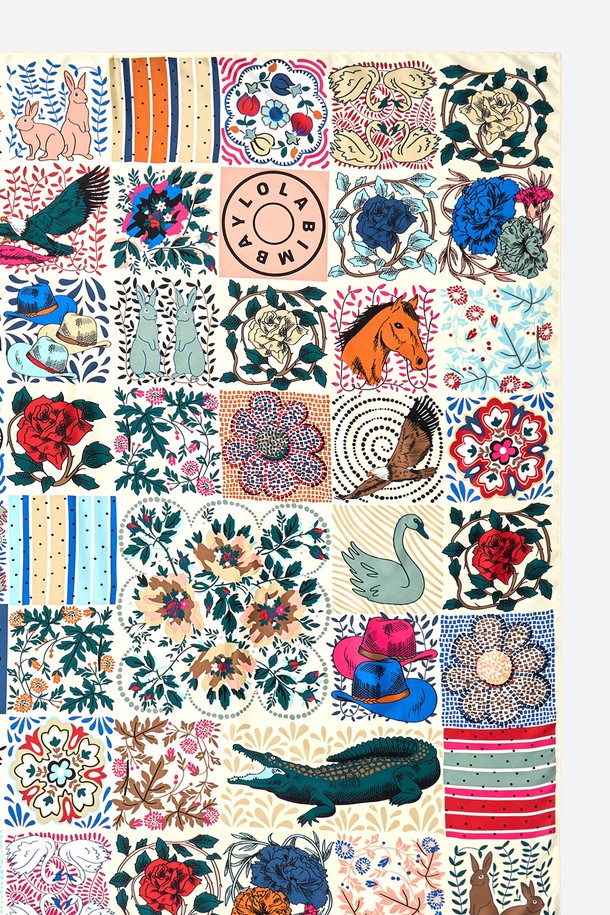 [25FW] 모자이크 아이보리 스카프 B256AIF008IVF는 우아한 스타일을 연출하는 여성용 스카프입니다. 가을, 겨울 시즌에 어울리는 100 x 100 cm 사이즈의 폴리에스테르 소재로 제작되었으며, 아이보리 컬러 바탕에 모자이크, 플라워, 프린트 패턴이 돋보입니다. 데이트룩, 모임룩, 가을 나들이룩에 매치하여 클래식, 미니멀, 로맨틱 스타일을 완성할 수 있습니다. 더스트백 포함 가능하며, 더스트백 색상은 블랙 또는 화이트 중 랜덤으로 제공됩니다. 프린팅 제품 특성상 상세 이미지와 색감 및 패턴은 차이가 있을 수 있습니다.
