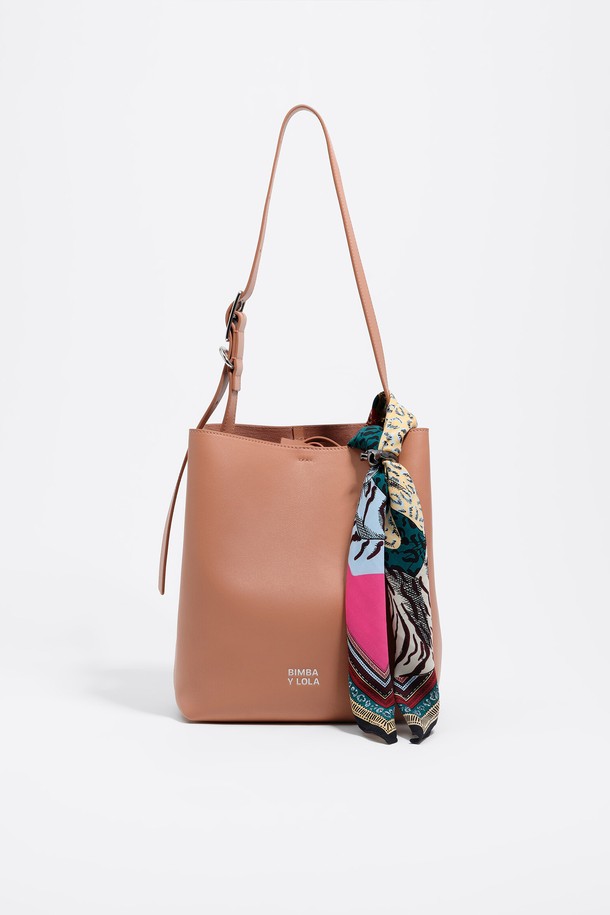 [25FW] 고양이 하트 아쿠아마린 스카프 참 B256AIZ014MUF는 여성용 액세서리용 스카프 참입니다. 아쿠아마린 컬러에 고양이, 하트, 보더 패턴이 특징이며, 폴리에스터 소재로 제작되었습니다. 사이즈는 52 x 52 cm이며, 데이트룩, 쇼핑룩, 카페룩 등 다양한 TPO에 활용할 수 있습니다. 캐주얼, 클래식, 미니멀 스타일을 연출하기에 좋으며, 일부 품목에는 블랙 또는 화이트 더스트백이 랜덤으로 포함됩니다. 제공되는 사이즈 및 컬러는 예시 이미지와 상이할 수 있다는 점 참고 부탁드립니다.
