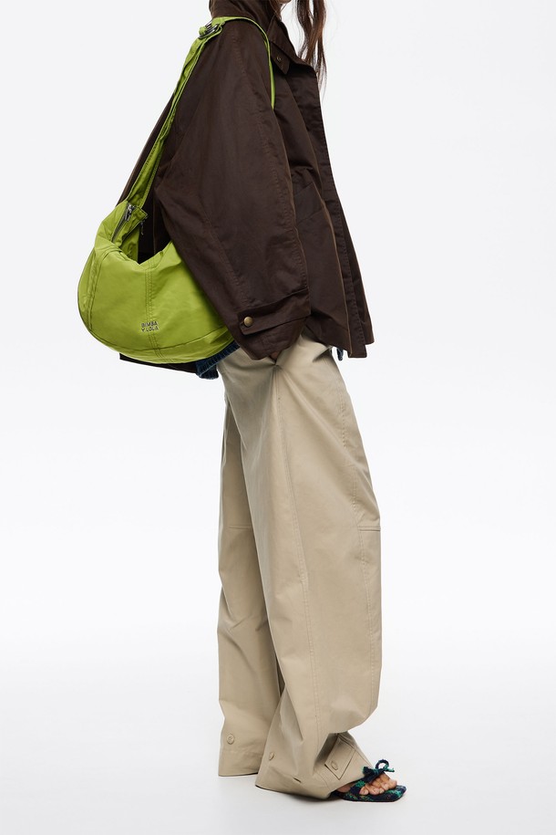 [25FW] 키위 문백 라지 B256AIB040GNF는 여성용 가방입니다. 산뜻한 키위 컬러의 폴리에스터 소재로 제작되었으며, 넉넉한 수납이 가능한 라지 사이즈의 반원 형태 문백입니다. 미니멀, 클래식, 캐주얼 스타일 모두 소화 가능하며, 여행룩, 휴가룩, 모임룩 등 다양한 TPO에 활용하기 좋습니다. 더스트백이 포함되어 있어 보관이 용이합니다.
