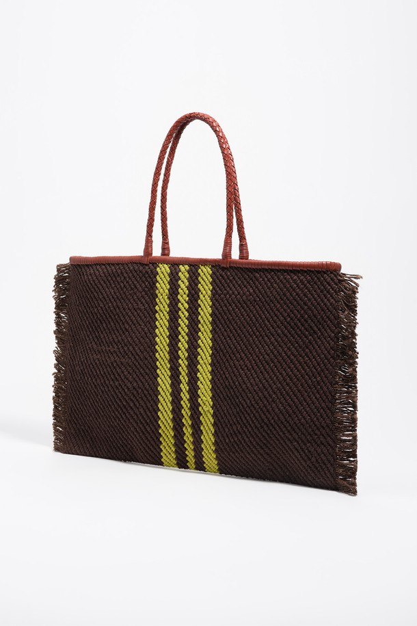 [25FW] 브라운 쇼퍼백 라지 B256AIB067BRF는 면 60%, 버팔로 가죽 30%, 삼 10%의 혼방 소재로 제작된 여성용 쇼퍼백입니다. 가방 사이즈는 라지이며, 브라운 컬러에 스트라이프 패턴이 적용되어 캐주얼, 클래식, 미니멀 스타일을 연출하기 좋습니다. 48 x 32 cm 크기의 사각 형태이며, 더스트백이 포함되어 있어 보관이 용이합니다. 여행, 휴가, 산책 등 다양한 TPO에 활용할 수 있으며, 더스트백은 블랙/화이트 색상 중 랜덤으로 발송됩니다.
