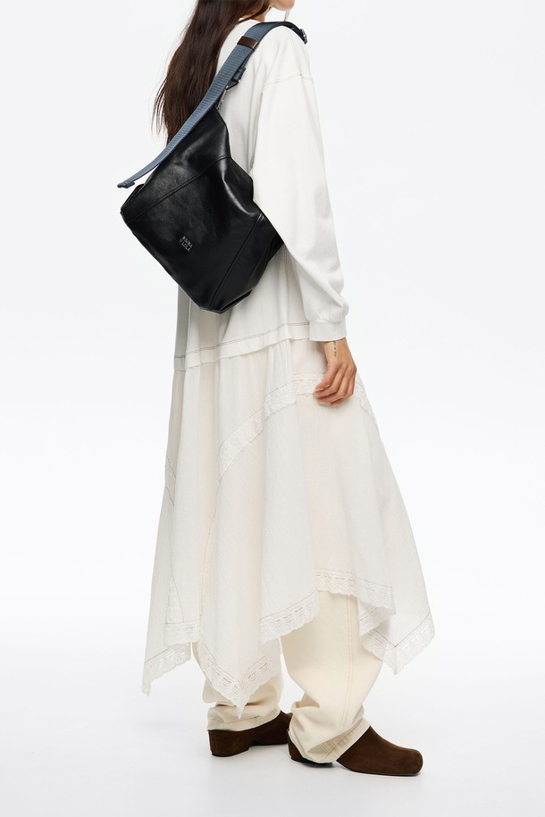 [25FW] 블랙 레더 페이퍼백 미디엄 B256AIB031BKF는 부드러운 소가죽 소재의 여성용 페이퍼백입니다. 미니멀하고 시크한 스타일로, 오피스룩, 출근룩, 모임룩 등 다양한 TPO에 활용하기 좋습니다. 사각형 쉐입에 블랙 컬러, 무지 디자인으로 어떤 스타일에도 잘 어울립니다. 가로 28cm, 세로 32cm의 미디엄 사이즈로, 넉넉한 수납 공간을 제공하며 더스트백이 포함되어 있습니다. 오픈형 잠금 방식으로 편리하게 사용할 수 있습니다.
