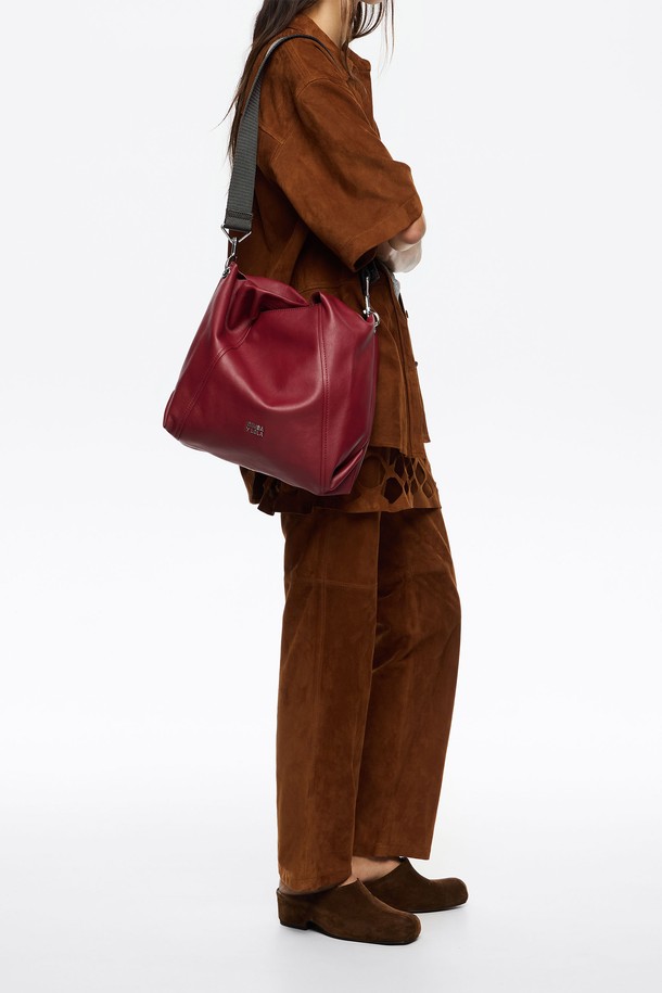 세련된 레드가 돋보이는 [25FW] 레드 레더 페이퍼백 미디엄 B256AIB032RDF입니다. 부드러운 소가죽 소재로 제작되었으며, 미디엄 사이즈에 사각형 디자인으로 실용성을 더했습니다. 오픈형 잠금 방식을 채택하여 물건을 쉽게 넣고 꺼낼 수 있으며, 더스트백이 포함되어 있어 보관이 용이합니다. 무지 디자인으로 어떤 스타일에도 잘 어울리며, 데이트룩, 모임룩, 출근룩 등 다양한 TPO에 활용 가능합니다. 클래식, 미니멀, 시크한 스타일을 즐기는 여성에게 추천하며, 사이즈는 28 * 32 cm입니다.
