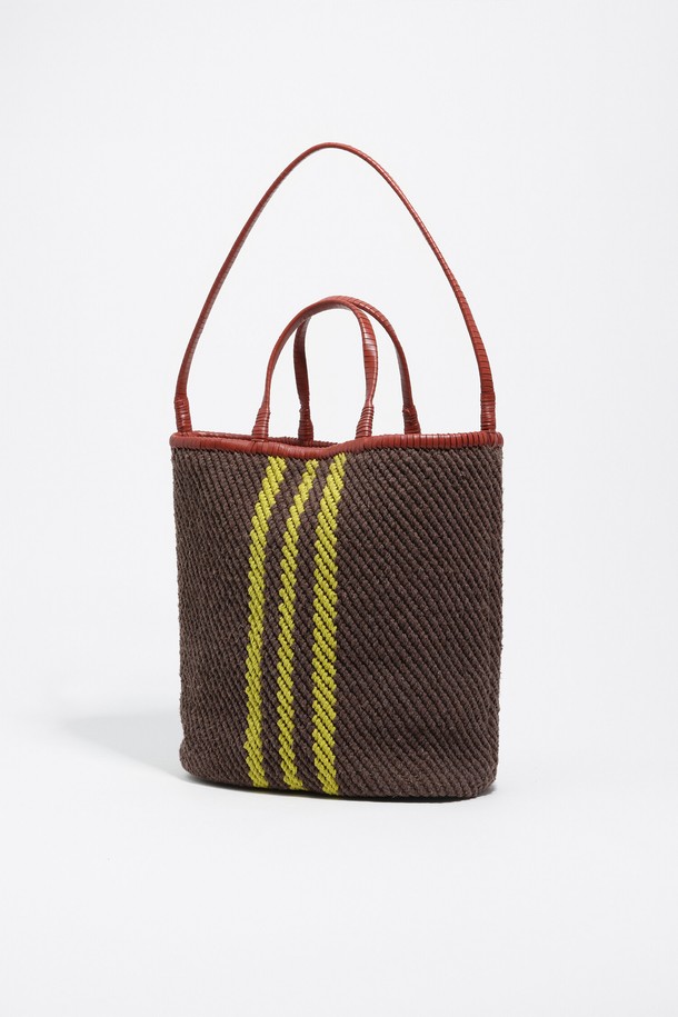 [25FW] 브라운 코튼 숄더백 B256AIB068BRF는 면, 소가죽, 황마 혼방 소재로 제작된 여성 숄더백입니다. 미디엄 사이즈의 사각 쉐입에 브라운과 옐로우 컬러의 스트라이프 패턴이 특징이며, 캐주얼, 클래식, 리조트 스타일 연출에 적합합니다. 여행, 휴가, 산책 등 다양한 TPO에 활용 가능하며, 넉넉한 수납 공간과 함께 더스트백(랜덤)이 포함되어 실용성을 더했습니다. 캐주얼한 분위기를 연출하기 좋으며, 데일리 백으로 활용하기 좋습니다.
