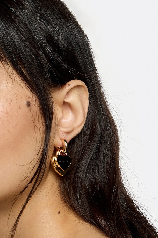 블랙 & 골드 하트 후프 이어링 B256AIW007BKF는 여성스러움을 강조하는 이어링입니다. 브라스와 에나멜 소재로 제작되었으며, 블랙과 골드 컬러의 조화가 세련된 디자인을 완성합니다. 하트 모티프와 후프 디자인이 돋보이며, 미니멀하면서도 엘레강스한 스타일을 연출합니다. 데이트룩, 모임룩 등 특별한 날에 착용하여 포인트를 줄 수 있으며, 더스트백이 함께 제공됩니다.
