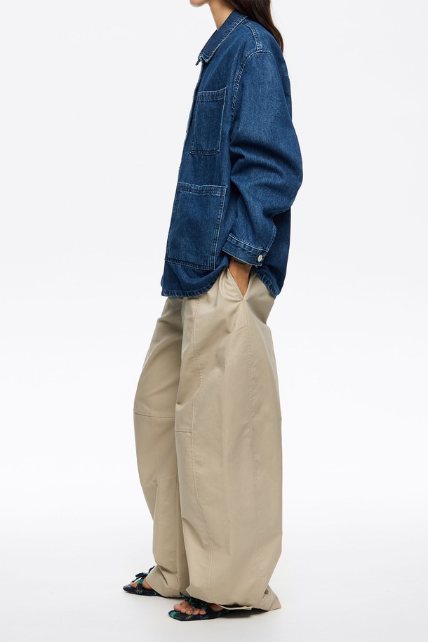 [25FW] 다크블루 데님 스트레이트 컷 재킷 B256AWJ005BLB는 여성용 아우터로, 가을과 겨울에 착용하기 좋은 두꺼운 데님 소재의 데님 재킷입니다. 다크블루 컬러에 무지 패턴으로, 캐주얼 및 베이직 스타일을 연출하기 좋습니다. 스트레이트 핏과 레귤러 기장으로 편안한 착용감을 선사하며, 버튼 여밈 방식과 긴 소매, 포켓 디테일이 특징입니다. 출근룩과 모임룩, 캐주얼 및 미니멀 스타일을 즐겨 입는 분들께 추천합니다. 25FW 시즌을 맞이하여 출시된 제품입니다.
