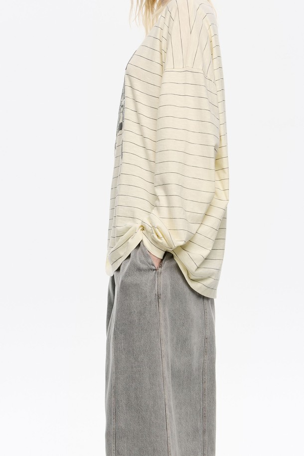 [25FW] 바닐라 오버사이즈 타이 로고 티셔츠 B256AWT015IVE는 캐주얼한 스타일을 추구하는 분들을 위한 티셔츠입니다. 산책룩에 어울리며, 봄, 여름, 가을 계절에 착용하기 좋습니다. 바닐라 색상의 라운드넥 긴소매 티셔츠로, 오버핏 디자인에 타이 로고 패턴이 특징입니다. 면 99%, 폴리에스터 1%의 혼방 소재로 제작되어 편안한 착용감을 선사합니다. 미니멀한 스타일을 즐기는 분들께 추천합니다.
