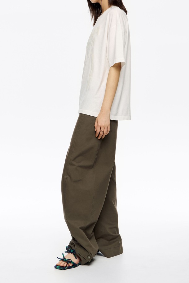 [25FW] 다크카키색 어드저스터블 배럴 레그 팬츠 B256AWP009KAA는 캐주얼 및 미니멀 스타일을 지향하는 유니섹스 배럴 레그 팬츠입니다. 가을, 겨울 시즌에 어울리는 긴 기장의 면 소재 바지로, 다크카키 색상의 무지 디자인이 특징입니다. 루즈핏 와이드 핏으로 편안한 착용감을 제공하며, 어드저스터블 디자인으로 허리 밴딩 조절이 가능합니다. 출근룩으로도 활용 가능한 실용적인 아이템입니다.
