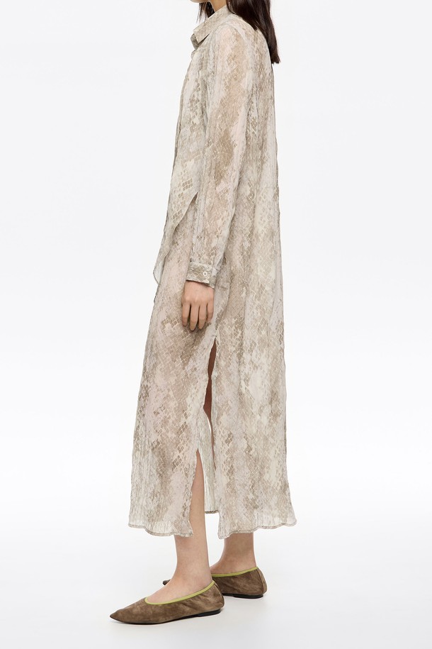 세련된 스타일을 완성하는 [25FW] 토프 스네이크 맥시 타이 플리츠 드레스 B256AWO007BRB입니다. 은은한 광택이 감도는 토프 컬러에 스네이크 패턴이 더해져 엘레강스한 무드를 선사합니다. 부드러운 폴리에스테르 소재와 얇은 두께감으로 편안한 착용감을 느낄 수 있으며, 찰랑이는 플리츠 디테일이 여성스러운 실루엣을 연출합니다. 루즈핏으로 제작되어 편안하게 착용 가능하며, V넥 라인과 타이 디테일이 세련된 포인트를 더합니다. 데이트룩, 모임룩 등 특별한 날을 위한 완벽한 선택이며, 클래식, 미니멀, 시크 스타일을 즐기는 분들께 추천합니다.
