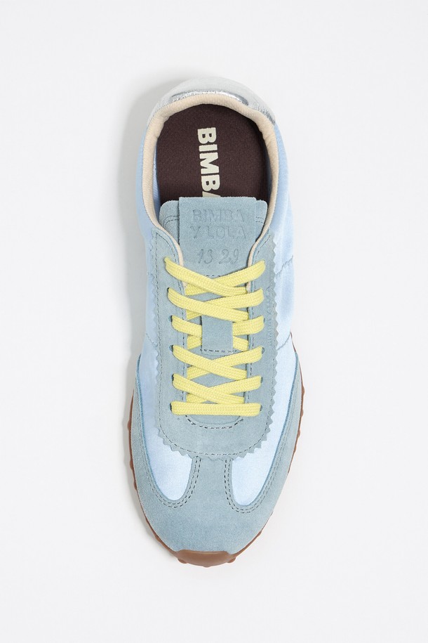 **[25FW] 블루 13 29 스니커즈 B256AIS008BL4**는 더스티 블루와 옐로우 컬러 배색이 돋보이는 여성 스니커즈입니다. 소가죽, 폴리에스터, 고무를 사용하여 제작되었으며, 면 안감으로 편안한 착용감을 선사합니다. 굽 높이는 36-38mm로, 플랫 타입의 굽 디자인이 특징이며, 끈으로 여미는 스타일입니다. 무지 패턴으로 미니멀하고 클래식한 분위기를 연출하며, 동네 마실룩이나 산책룩에 잘 어울립니다. 더스트백이 포함되어 있어 보관이 용이합니다.
