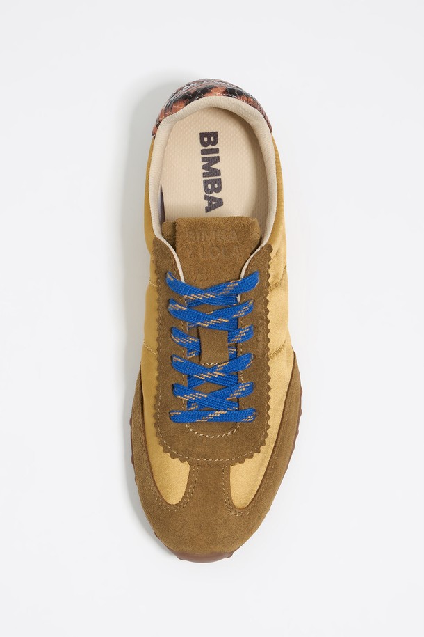 [25FW] 브론즈 13 29 스니커즈 B256AIS009CM4는 여성스러운 라운드 앞코 디자인에 브론즈 및 브라운 컬러 배색이 돋보이는 여성 운동화입니다. 스웨이드와 합성 가죽 소재로 제작되어 부드러운 질감과 은은한 광택을 자랑하며, 사계절 내내 캐주얼하게 착용하기 좋습니다. 플랫 굽에 무지 패턴으로 미니멀한 스타일을 연출하며, 끈으로 조절하는 로우탑 디자인으로 편안한 착용감을 선사합니다. 일상 및 캐주얼 룩에 레트로 감성을 더해 개성 있는 스타일을 완성해보세요.
