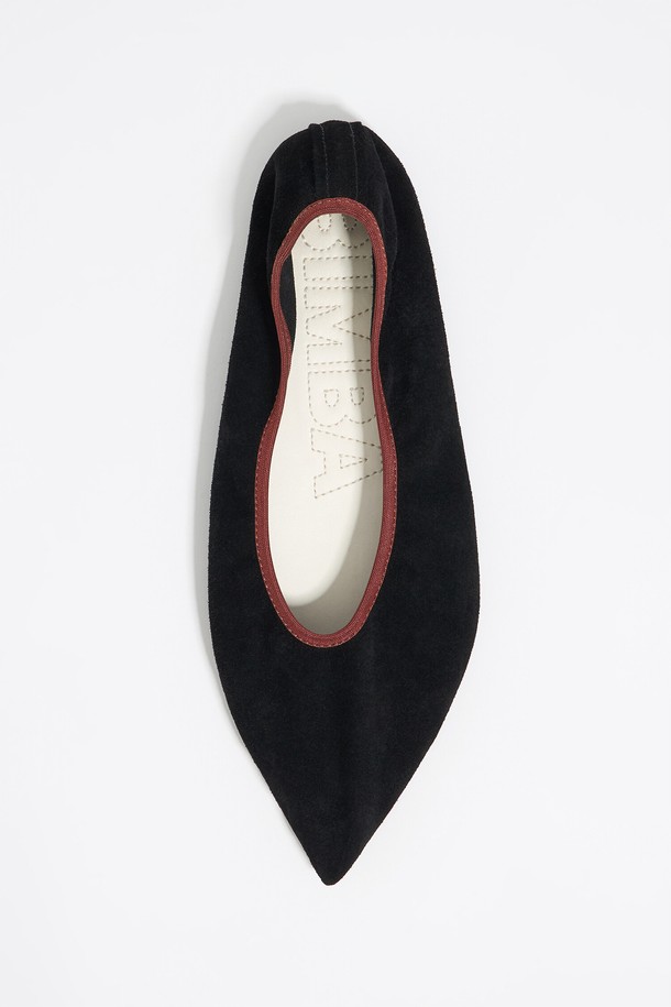 세련된 블랙 컬러의 스웨이드 소재 발레리나 슈즈입니다. 뾰족한 앞코 디자인으로 여성스러운 실루엣을 강조하며, 가을과 겨울 시즌에 즐겨 신기 좋습니다. 플랫 굽으로 편안한 착용감을 선사하며, 데이트룩, 모임룩, 출근룩 등 다양한 TPO에 매치하기 좋습니다. 클래식, 미니멀, 시크한 스타일을 연출하고 싶은 날 완벽한 선택이 될 것입니다. 부드러운 스웨이드 소재가 고급스러운 분위기를 더합니다.
