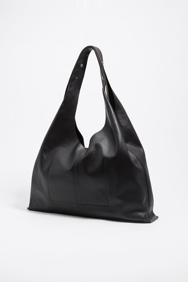 [25FW] 다크브라운 레더 비키니 페이퍼백 맥시 B256AIB008DWF는 여성용 페이퍼백입니다. 부드러운 레더 소재의 다크 브라운 컬러가 세련된 분위기를 연출하며, 맥시 사이즈로 넉넉한 수납공간을 제공합니다. 비키니 스타일의 독특한 디자인과 오픈형 잠금 방식으로 편안함과 개성을 동시에 만족시킵니다. 미니멀하고 모던한 스타일로, 휴가룩 또는 일상에서 시크하게 연출하기 좋습니다. 반원 형태의 가방 모양이 특징이며, 클래식한 무드를 더해줍니다.
