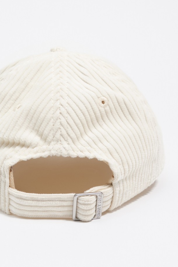 **[25FW] 아이보리 코듀로이 캡 B256AIH006IVB**는 가을, 겨울 시즌에 착용하기 좋은 모자입니다. 부드러운 코듀로이 소재로 제작되어 따뜻하고 포근한 착용감을 선사하며, 아이보리 컬러의 무지 디자인으로 어떤 스타일에도 잘 어울립니다. 출근룩, 캐주얼, 미니멀, 클래식 등 다양한 스타일을 연출할 수 있습니다. 데일리 캡으로 활용하여 세련된 분위기를 더해보세요.
