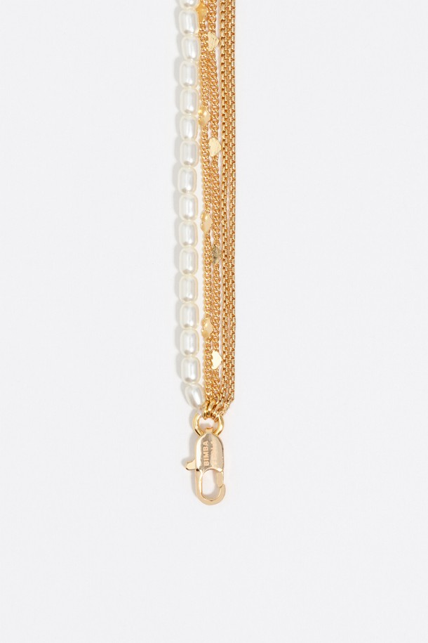 골드 로고 멀티 체인 목걸이 B256AIU009GOF는 여성 고객을 위한 목걸이입니다. 금속 소재에 골드 컬러로 제작되었으며, 미니멀하면서도 클래식한 스타일을 연출합니다. 멀티 체인 디자인과 브랜드 로고 장식이 특징이며, 모임룩 또는 소개팅룩에 매치하기 좋습니다. 심플하면서도 세련된 디자인으로 다양한 스타일에 활용할 수 있습니다.
