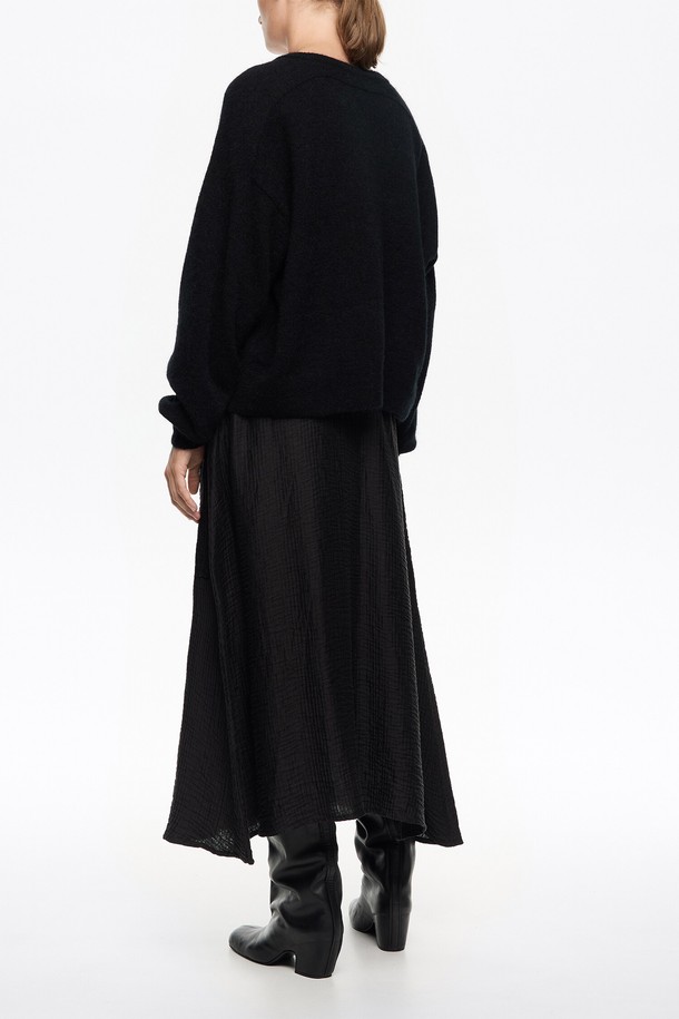 [25FW] 워시드 블랙 드저스터블 플루이드 스커트 B256AWS008BKA는 여성용 스커트입니다. 미니멀하고 베이직한 스타일로, 가을과 겨울에 착용하기 좋습니다. 워시드 가공된 블랙 컬러의 플레어 타입 플루이드 스커트로, 루즈핏 디자인이 특징입니다. 
