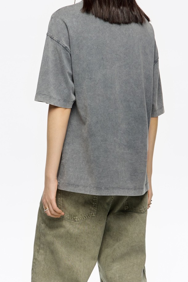 **[25FW] 라이트 그레이 로고 타이 티셔츠 B256AWT016GRB**는 부드러운 면 소재의 여성용 티셔츠입니다. 라이트 그레이 컬러에 캐주얼한 스타일로, 봄, 여름, 가을 시즌에 활용하기 좋습니다. 크롭 기장의 레귤러핏 디자인이며, 라운드넥과 반소매 소매 기장으로 편안하게 착용할 수 있습니다. 로고 프린팅 디테일이 돋보이는 미니멀한 무드의 티셔츠입니다. 일상복으로 활용하기 좋은 아이템입니다.
