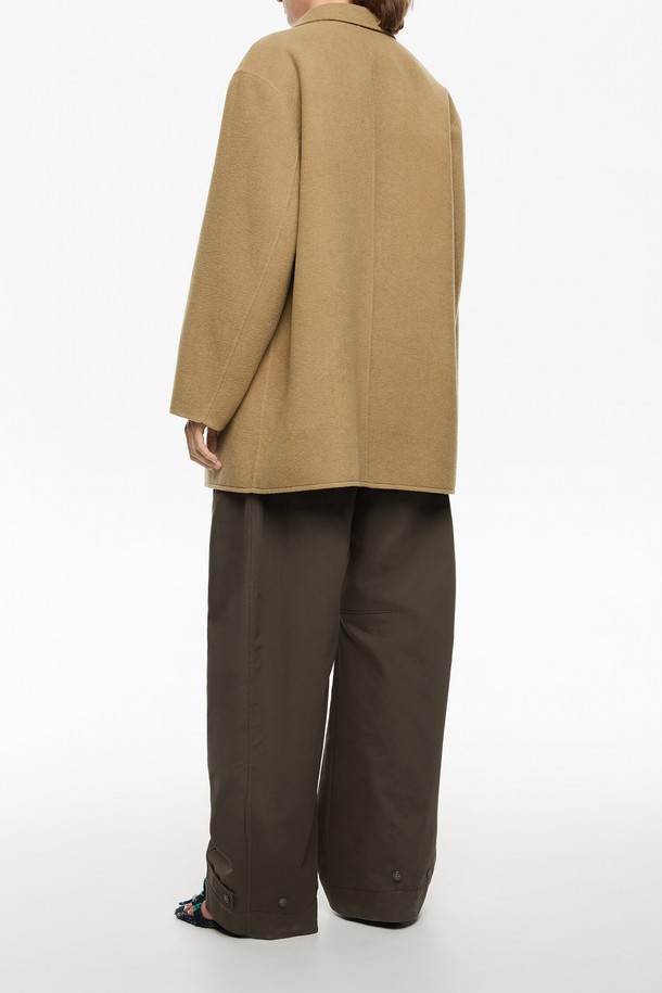 **[25FW] 라이트카키 더블 페이스 더블 브레스티드 재킷 B256AWC001LKB**

세련된 여성의 가을, 겨울 스타일을 완성할 [25FW] 라이트카키 더블 페이스 더블 브레스티드 재킷입니다. 클래식과 미니멀 무드를 담은 이 재킷은 오버핏으로 편안하면서도 시크한 분위기를 연출합니다. 고급스러운 울 소재, 두꺼운 두께감, 더블페이스 디테일이 특징이며, 더블 버튼 여밈 방식으로 세련된 포인트를 더했습니다. 오피스룩, 출근룩, 모임룩 등 다양한 TPO에 활용 가능하며, 긴 소매 기장으로 따뜻함과 스타일을 동시에 잡았습니다.
