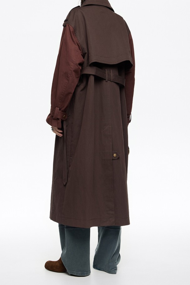 [25FW] 투톤 버건디 맥시 트렌치 B256AWY002BDB는 가을, 겨울 시즌에 어울리는 여성용 트렌치코트입니다. 클래식한 무드의 루즈핏으로, 버건디와 브라운 컬러의 투톤 배색이 특징입니다. 울 소재의 두꺼운 원단으로 제작되어 보온성을 높였으며, 벨트와 카라 디테일이 돋보입니다. 싱글 버튼 여밈 방식과 긴소매 디자인으로, 오피스룩, 출근룩, 모임룩 등 다양한 TPO에 활용 가능한 아이템입니다. 미니멀, 시크 스타일을 선호하는 분들께 추천합니다.
