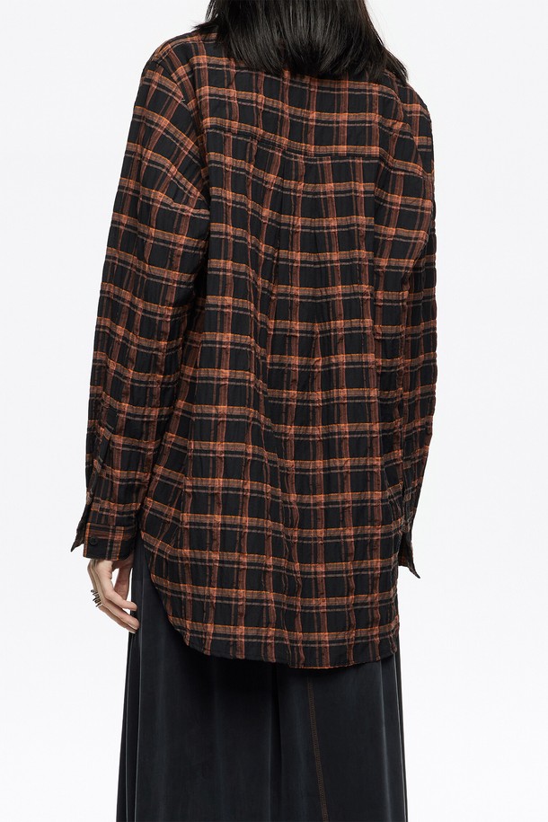 [25FW] 오렌지 체크 무늬 텍스처 셔츠 B256AWB006ORB는 여성 의류로, 가을과 겨울에 입기 좋은 캐주얼 및 베이직 스타일의 셔츠입니다. 오렌지 및 브라운 컬러의 체크 무늬가 특징이며, 레귤러 핏에 긴 소매 기장으로 디자인되었습니다. 텍스처 소재를 사용하여 독특한 촉감을 선사하며, 일상복으로 활용하기 좋습니다. 클래식하고 미니멀한 스타일을 선호하는 분들께 추천합니다.
