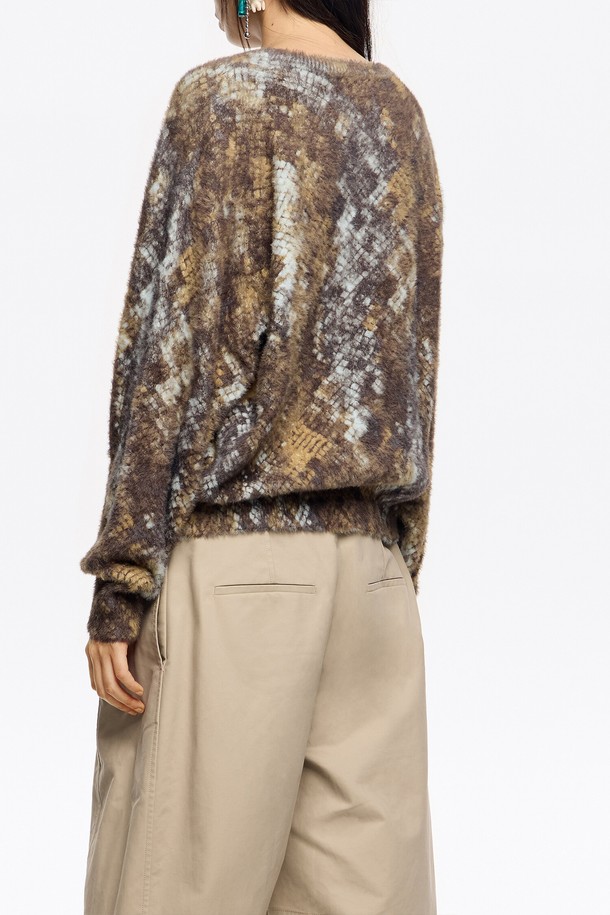 25FW 시즌, 카키 컬러의 스네이크 퍼 벌룬 스웨터 B256AWK004KAB입니다. 부드러운 퍼 소재와 두꺼운 두께감으로 따뜻하고 포근한 착용감을 선사합니다. 벌룬 실루엣과 스네이크 패턴이 더해져 캐주얼하면서도 유니크한 스타일을 연출합니다. 라운드넥 디자인과 긴 소매 기장으로 다양한 룩에 매치하기 좋으며, 가을과 겨울, 일상에서 활용하기 좋습니다. 여성스러운 무드를 더해주는 매력적인 아이템입니다.
