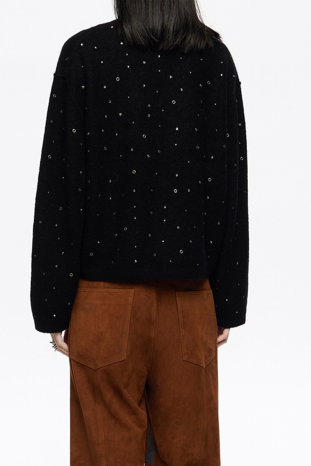 [25FW] 블랙 라인스톤 울 박시 스웨터 B256AWK006BKB는 여성용 상의 니트/스웨터입니다. 가을, 겨울 시즌에 어울리는 두꺼운 두께감의 울 소재로 제작되었으며, 라운드넥과 긴 소매 디자인이 특징입니다. 베이직한 스타일의 블랙 컬러 스웨터로, 라인스톤 장식이 은은하게 빛나 포인트를 더합니다. 박시핏으로 편안하면서도 스타일리시하게 연출할 수 있으며, 클래식, 미니멀, 캐주얼 룩에 모두 잘 어울립니다.
