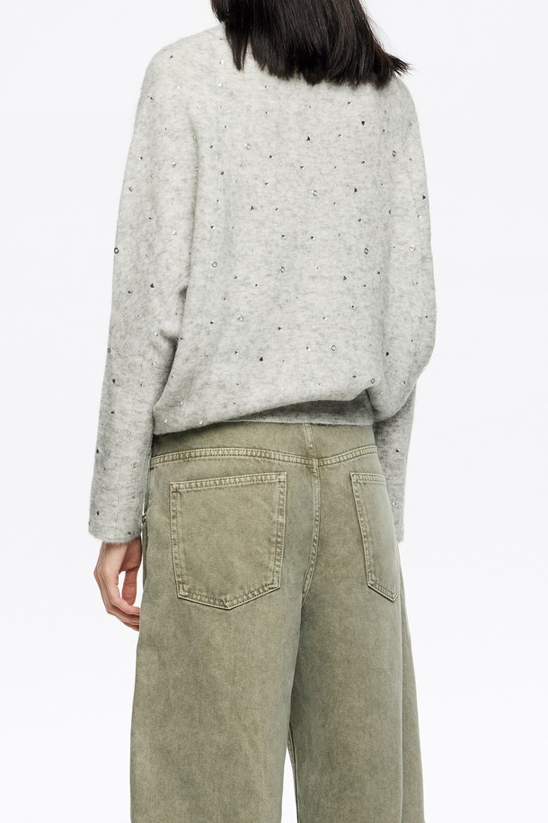 [25FW] 그레이 라인스톤 울 배트윙 슬리브 스웨터 B256AWK015GRB는 부드러운 촉감의 울 소재로 제작되어 가을과 겨울에 따뜻하게 입을 수 있는 여성용 스웨터입니다. 라운드넥 디자인에 루즈핏으로 편안함을 더했으며, 배트윙 슬리브 소매와 라인스톤 장식이 우아한 스타일을 연출합니다. 모임룩이나 데이트룩에 활용하기 좋으며, 클래식, 미니멀, 로맨틱 등 다양한 스타일을 소화할 수 있습니다. 두꺼운 두께감으로 보온성을 높였으며, 레귤러 기장으로 어떤 하의와도 잘 어울립니다.
