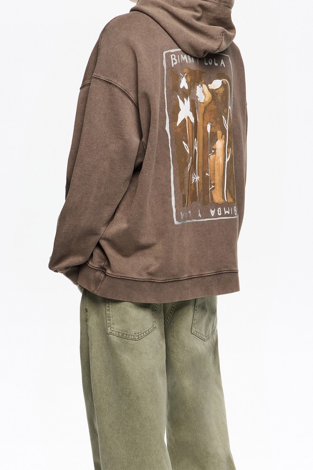 [25FW] 브라운 플로럴 로고 후디 B256AWW008BRB는 캐주얼 스타일의 오버핏 후드티입니다. 부드러운 면 소재로 제작되었으며, 가을과 겨울에 착용하기 좋습니다. 브라운 컬러에 플로럴 패턴과 로고 디자인이 돋보이며, 두꺼운 두께감으로 따뜻함을 더합니다. 후드 스트링과 긴 소매 기장으로 편안함과 스타일을 동시에 잡았습니다. 일상생활에서 미니멀하게 연출하기 좋은 아이템입니다.
