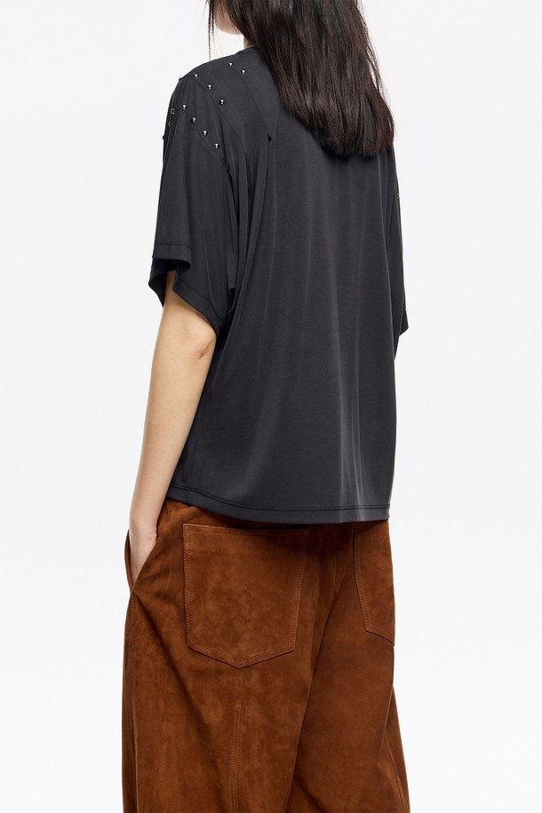 워시드 블랙 컬러의 여성용 티셔츠입니다. 어깨 부분에 숄더 디테일과 스터드 장식이 포인트로 더해져 캐주얼하면서도 세련된 스타일을 연출합니다. 면 소재로 제작되어 봄, 여름, 가을 시즌에 편안하게 착용할 수 있습니다. 레귤러 핏, 라운드넥, 반소매 디자인으로 다양한 하의와 매치하기 좋습니다. 미니멀한 스타일을 즐겨 입는 분들께 추천하는 티셔츠입니다.
