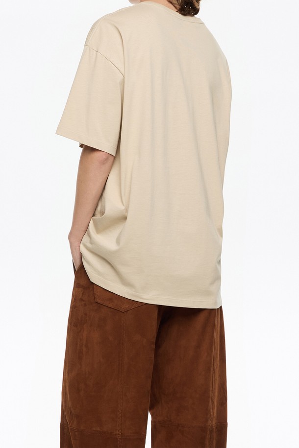 베이지 컬러의 플로럴 로고 패턴이 돋보이는 여성용 맥시 티셔츠입니다. 면 소재로 제작되어 부드러운 촉감을 선사하며, 캐주얼한 스타일을 연출하기 좋습니다. 라운드넥과 반소매 디자인으로 편안하게 착용 가능하며, 오버핏으로 트렌디함을 더했습니다. 가을, 겨울 시즌에 어울리는 두께감으로, 일상에서 폭넓게 활용할 수 있습니다. 25FW 시즌을 맞이하여 출시된 제품입니다.
