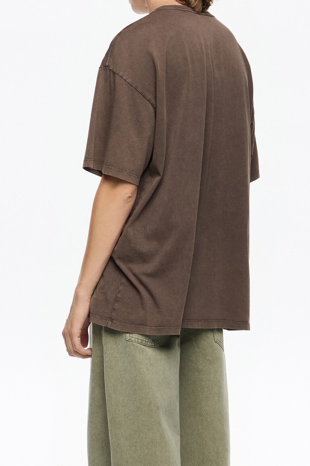 [25FW] 라이트브라운 플로럴 로고 맥시 티셔츠 B256AWT019BRB는 가을, 겨울 시즌에 어울리는 여성 상의 티셔츠입니다. 라이트 브라운 컬러에 플로럴(Floral, 꽃무늬) 패턴과 로고 디자인이 돋보이는 캐주얼 스타일의 제품입니다. 라운드넥 디자인과 맥시 기장으로 편안하면서도 스타일리시하게 연출할 수 있습니다. 25FW 시즌을 대표하는 이 티셔츠는 미니멀한 무드를 선호하는 분들께 적합합니다. 일상복으로 활용하기 좋으며, 다양한 하의와 매치하여 개성 있는 스타일을 완성할 수 있습니다.
