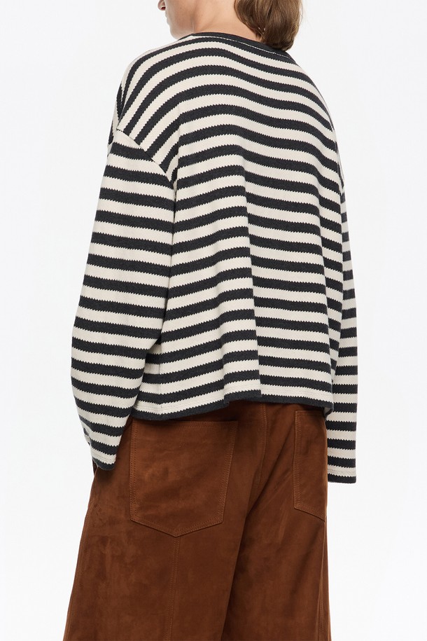 블랙과 화이트 스트라이프 패턴이 돋보이는 [25FW] 블랙 스트라이프 긴팔 티셔츠 B256AWT013BKB입니다. 라운드넥 디자인과 레귤러 핏으로 제작되어 베이직하면서도 캐주얼한 스타일을 연출합니다. 가을과 겨울에 따뜻하게 입을 수 있으며, 미니멀하고 클래식한 무드를 더해줍니다. 일상복으로 활용하기 좋은, 활용도 높은 티셔츠입니다.
