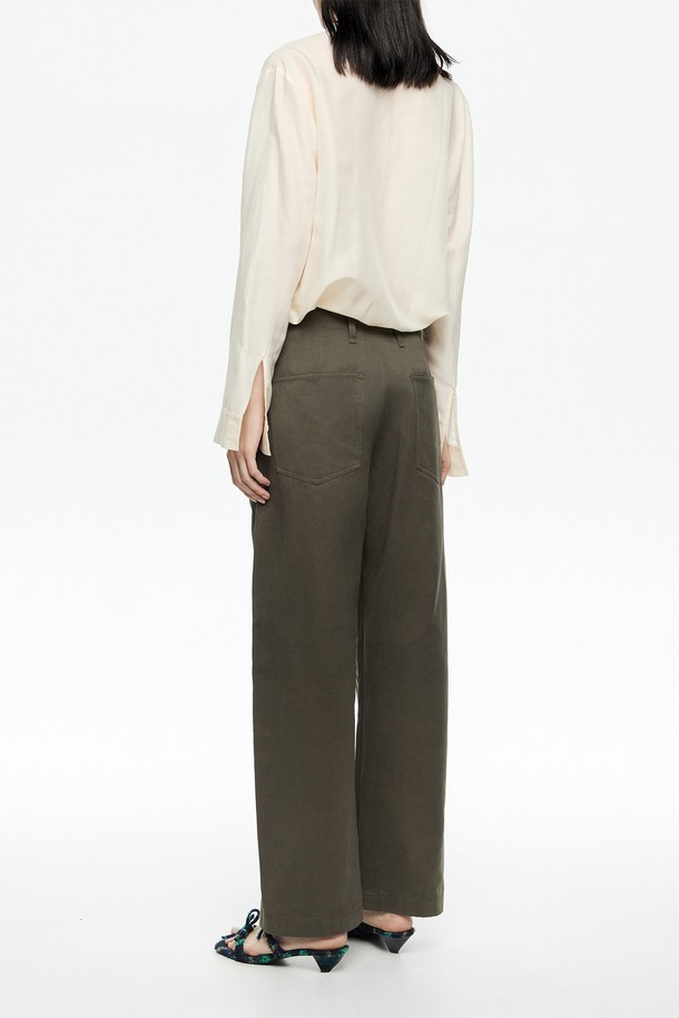 [25FW] 다크카키 코튼 배럴 레그 팬츠 B256AWP004KAA는 가을, 겨울 시즌에 어울리는 여성용 배럴 레그 팬츠입니다. 다크카키 컬러의 무지 디자인으로 베이직하고 캐주얼한 스타일을 연출하며, 코튼 소재로 제작되어 두꺼운 두께감과 뻣뻣한 촉감을 선사합니다. 루즈핏의 와이드한 배기핏으로 편안함과 스타일리시함을 동시에 잡았으며, 일상복으로 활용하기 좋습니다. 밴딩 없이 허리 라인을 잡아주어 깔끔한 실루엣을 완성합니다.
