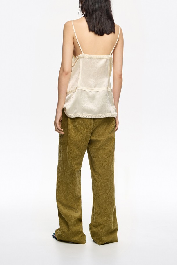 [25FW] 올리브 맥시 코듀로이 포켓 미니 팬츠 B256AWP012OLB는 가을, 겨울 시즌에 어울리는 여성용 코듀로이 미니 팬츠입니다. 부드러운 촉감의 코듀로이 소재에 루즈핏으로 편안함을 더했으며, 캐주얼, 미니멀, 클래식 스타일을 연출하기 좋습니다. 무지 디자인과 올리브 색상으로 다양한 상의와 매치하기 용이하며, 산책룩에 활용하기 좋습니다. 포켓 디테일이 돋보이는 이 바지는 두꺼운 두께감으로 따뜻하게 착용할 수 있습니다.
