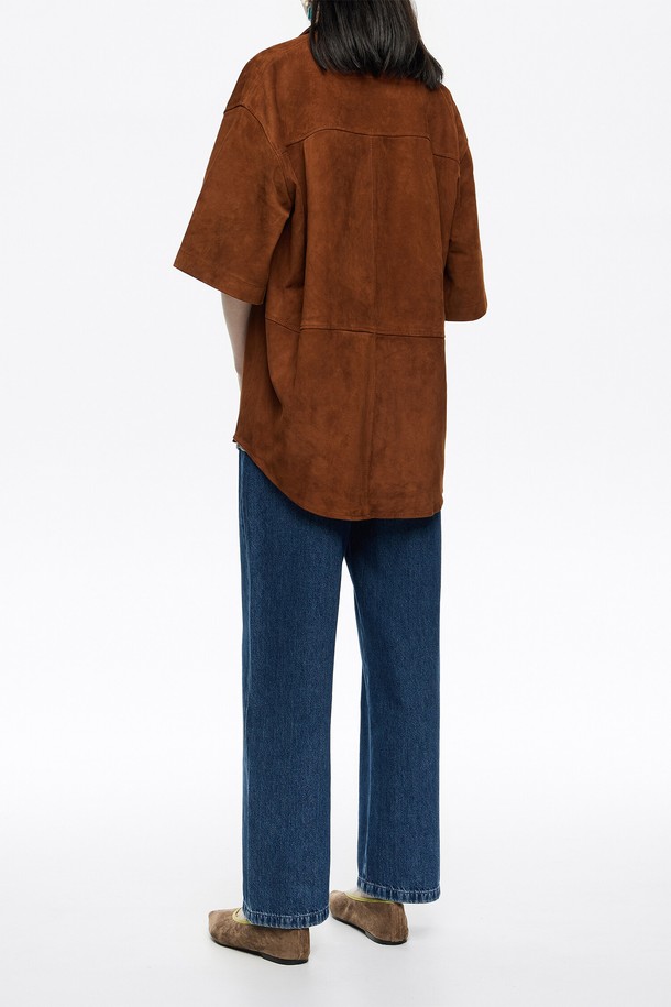 [25FW] 다크블루 데님 앵클 길이 청바지 B256AWN005BLA는 가을, 겨울 시즌에 어울리는 여성용 데님 팬츠입니다. 다크블루 컬러의 무지 디자인으로, 캐주얼, 미니멀, 클래식 스타일을 연출하기 좋습니다. 뻣뻣한 촉감의 두꺼운 데님 소재로 제작되었으며, 일자핏과 레귤러핏으로 편안한 착용감을 선사합니다. 앵클 기장으로 다리가 길어 보이는 효과를 주며, 출근룩으로도 활용 가능한 활용도 높은 아이템입니다.
