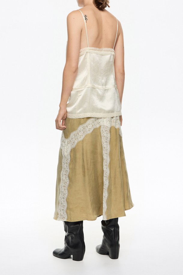 [25FW] 라이트카키 콘트라스트 레이스 A라인 스커트 B256AWS009LKA는 우아하고 클래식한 스타일을 연출하는 여성용 스커트입니다. 가을과 겨울에 어울리는 라이트카키 컬러의 A라인 핏으로, 콘트라스트 레이스 디테일이 돋보입니다. 데이트룩, 모임룩 등 특별한 날에 세련된 분위기를 더하며, 미니멀한 스타일을 선호하는 분들께 추천합니다. 섬세한 레이스 패턴이 여성스러움을 강조하여, 당신의 스타일을 한층 더 돋보이게 해줍니다.
