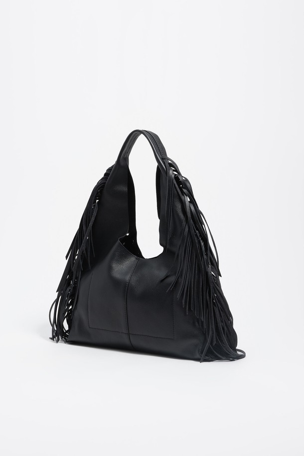 [25FW] 블랙 레더 비키니 페이퍼 백 B256AIB017BKF는 부드러운 레더 소재의 여성용 페이퍼 백입니다. 미디엄 사이즈의 이 가방은 시크, 클래식, 미니멀 스타일을 지향하며, 데이트룩과 모임룩에 잘 어울립니다. 블랙 컬러에 스터드/찡, 태슬 장식이 더해져 유니크한 포인트를 줍니다. 반원 모양에 프린지 디테일이 돋보이는 디자인으로, 오픈형 잠금 방식을 채택했습니다. 세련된 스타일을 완성하고 싶은 여성에게 적합한 아이템입니다.
