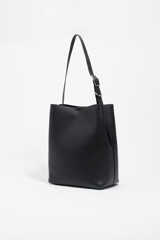 25FW 블랙 레더 칼리노백 라지 B256AIB039BKF는 여성용 토트백입니다. 블랙 컬러의 가죽 소재로 제작되었으며, 라지 사이즈의 넉넉한 수납공간을 제공합니다. 무지 패턴의 사각 디자인으로, 클래식, 미니멀, 시크 스타일의 오피스룩, 출근룩, 모임룩에 잘 어울립니다. 칼리노백 특유의 세련된 디자인이 돋보이는 제품입니다.
