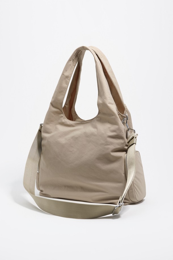 세련된 스타일을 완성하는 [25FW] 스톤 나일론 페이퍼백 B256AIB044BEF입니다. 부드러운 나일론 소재와 스톤 워싱 기법으로 은은한 멋을 더했으며, 베이지 컬러의 미디엄 사이즈로 제작되어 실용성을 높였습니다. 숄더백 형태로, 넉넉한 수납을 위한 사각 디자인과 지퍼 포켓, 지퍼형 잠금 방식으로 편의성을 강조했습니다. 미니멀, 클래식, 캐주얼 룩에 모두 잘 어울리며, 출근, 여행, 모임 등 다양한 TPO에 활용하기 좋습니다.
